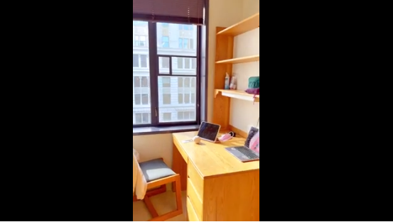 Theo đó, trong clip cô cho biết mình hiện đang được cách ly tại một khu ký túc xá riêng trong trường. Đoạn video khiến ai nấy trầm trồ trước cơ sở vật chất hiện đại, trang bị đầy đủ cùng các đồ dùng cần thiết mà trường Đại học New York cung cấp cho du học sinh khi bị cách ly.