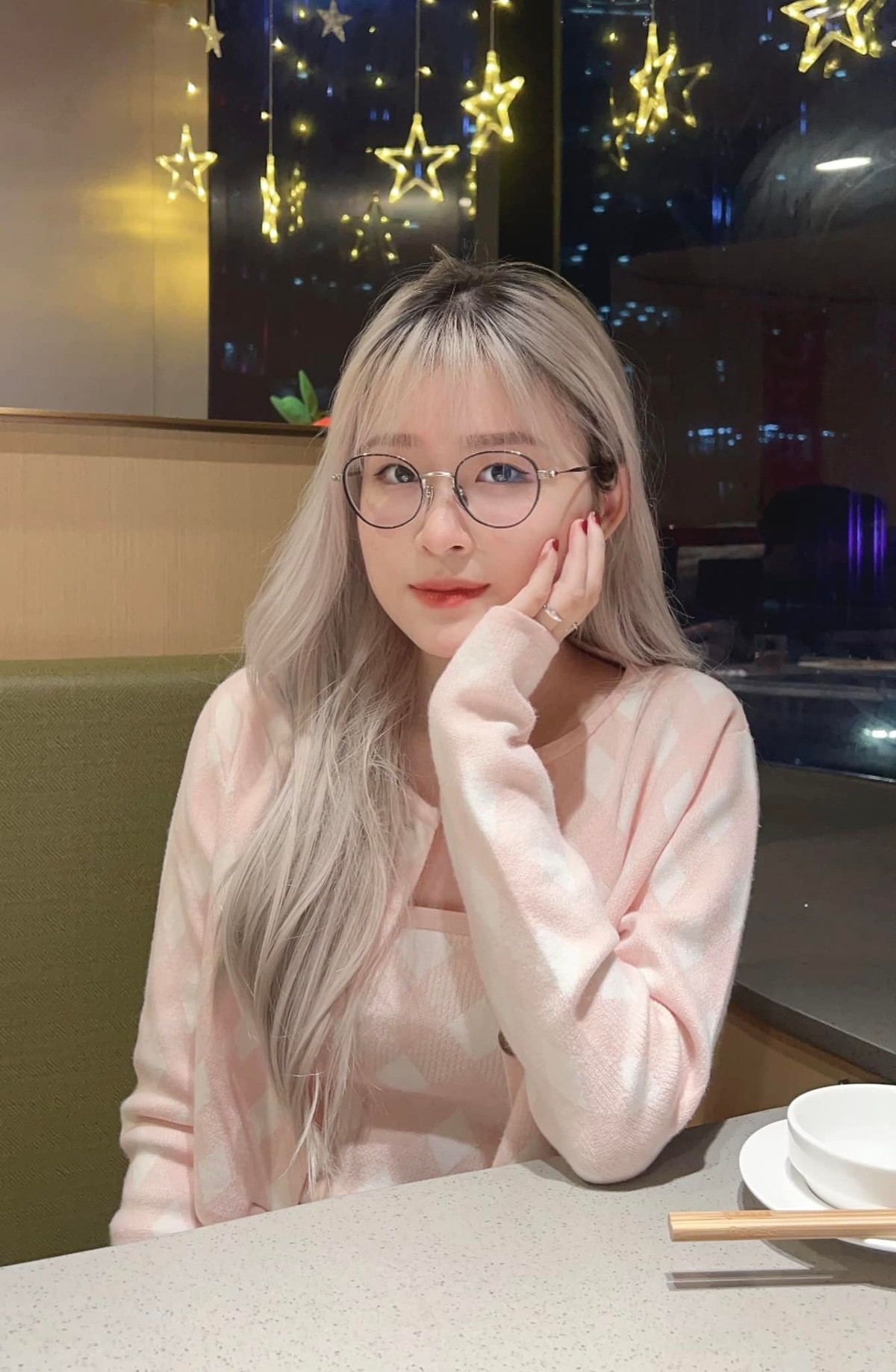 Châu Anh nổi tiếng với ngoại hình xinh xắn, thành tích học tập đáng ngưỡng mộ, cùng cuộc sống sang chảnh và câu nói viral: “Hello mọi người, lại là Chao đây”.