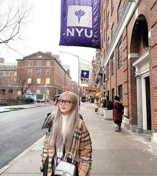 Trong lần trò chuyện với người hâm mộ, Chao tự tin chia sẻ sẽ không đi làm thêm nữa do các nguồn vốn của mình đủ để chi tiêu thoải mái trong 4 năm du học. Ảnh: Tổng hợp