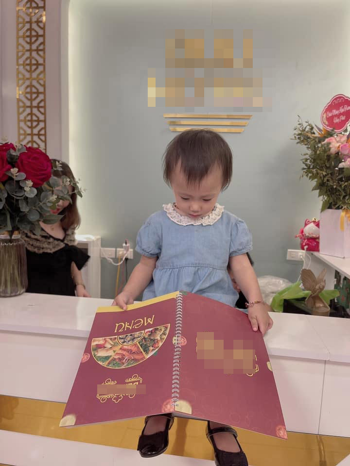 Vợ Phan Văn Đức dù mới sinh con khoảng nửa tháng nhưng cực kì xinh đẹp. Cô nhanh chóng lấy lại vẻ ngoài rạng rỡ và vóc dáng khá thon gọn.