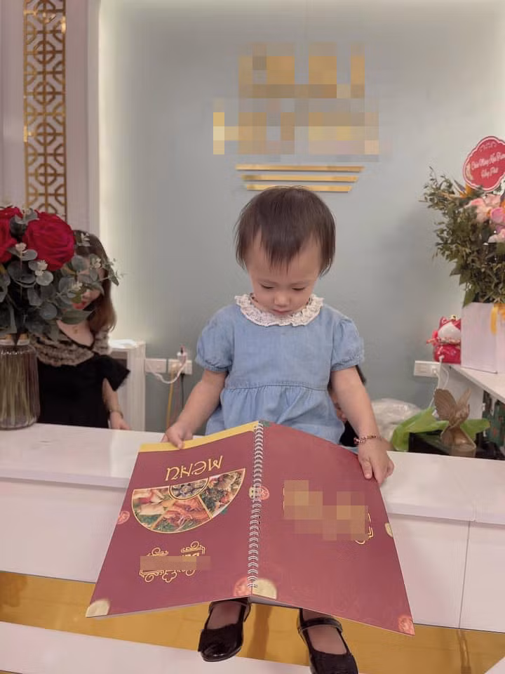 Vợ Phan Văn Đức dù mới sinh con khoảng nửa tháng nhưng cực kì xinh đẹp. Cô nhanh chóng lấy lại vẻ ngoài rạng rỡ và vóc dáng khá thon gọn.