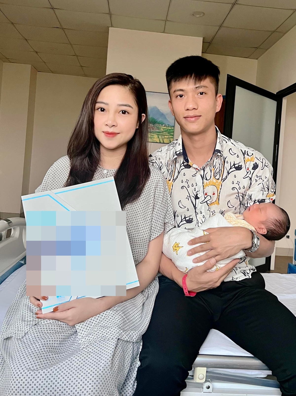Nhìn qua, không ai nhận ra Võ Nhật Linh vừa mới sinh con cách đây không lâu. Dù đang nuôi con nhỏ nhưng cô không quá mũm mĩm, từ gương mặt đến vóc dáng đều thon gọn.