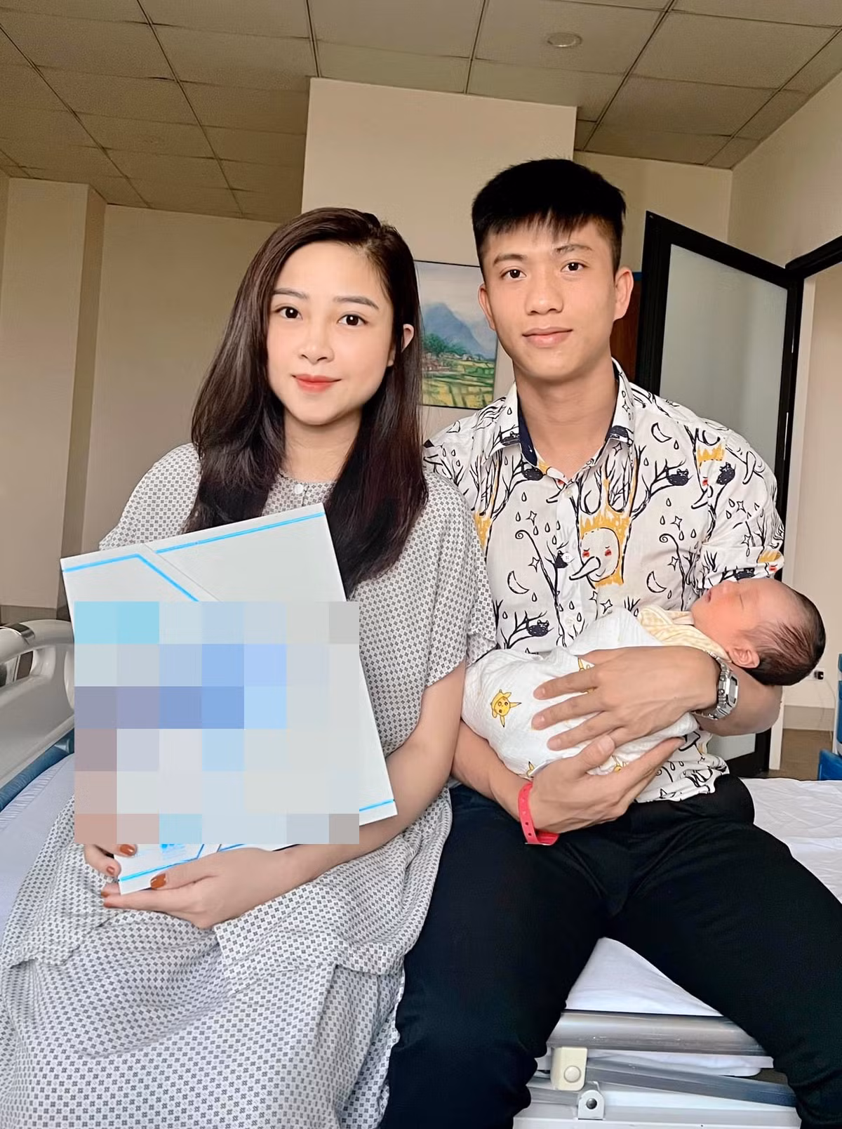 Nhìn qua, không ai nhận ra Võ Nhật Linh vừa mới sinh con cách đây không lâu. Dù đang nuôi con nhỏ nhưng cô không quá mũm mĩm, từ gương mặt đến vóc dáng đều thon gọn.