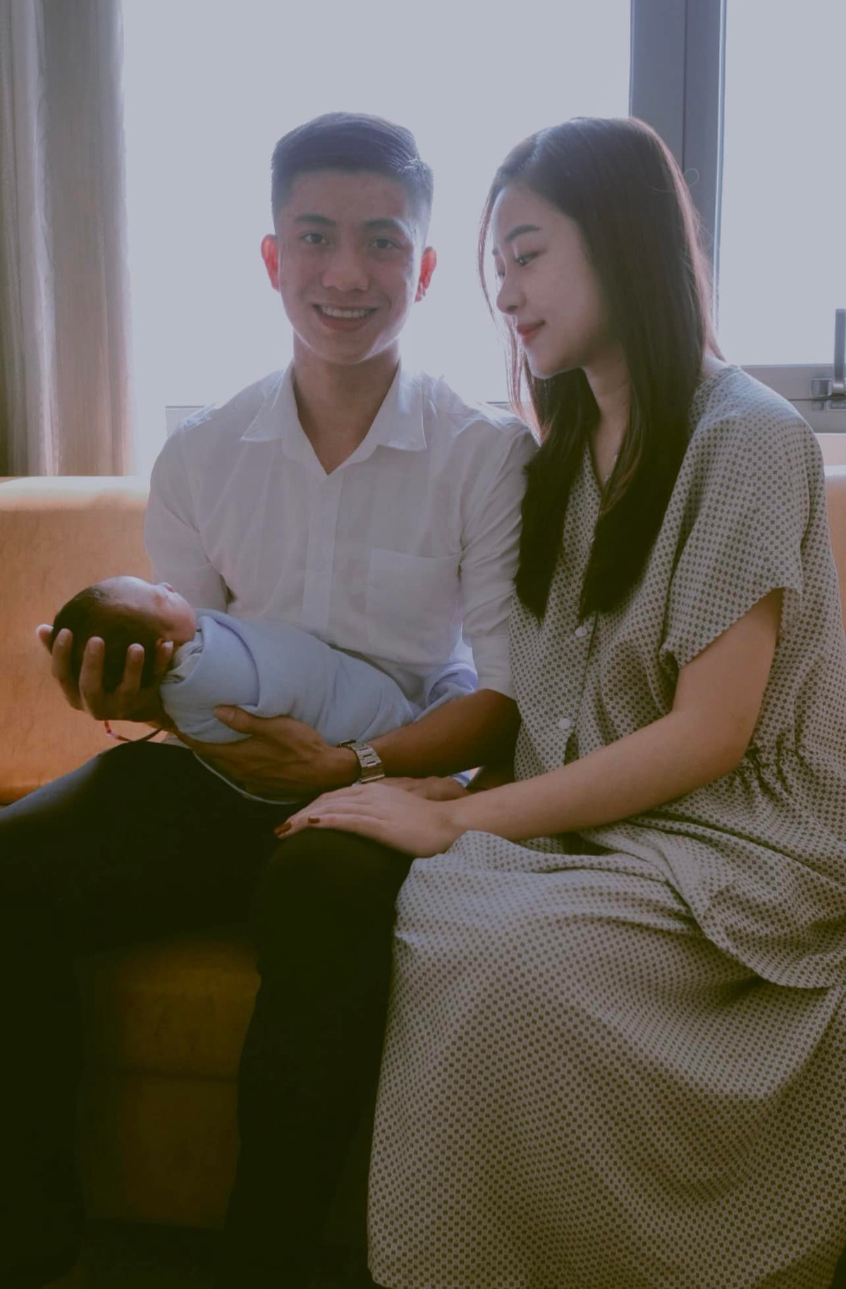 Không ít cư dân mạng nhận định sau sinh vợ cầu thủ Phan Văn Đức trông còn xinh đẹp, mặn mà hơn.