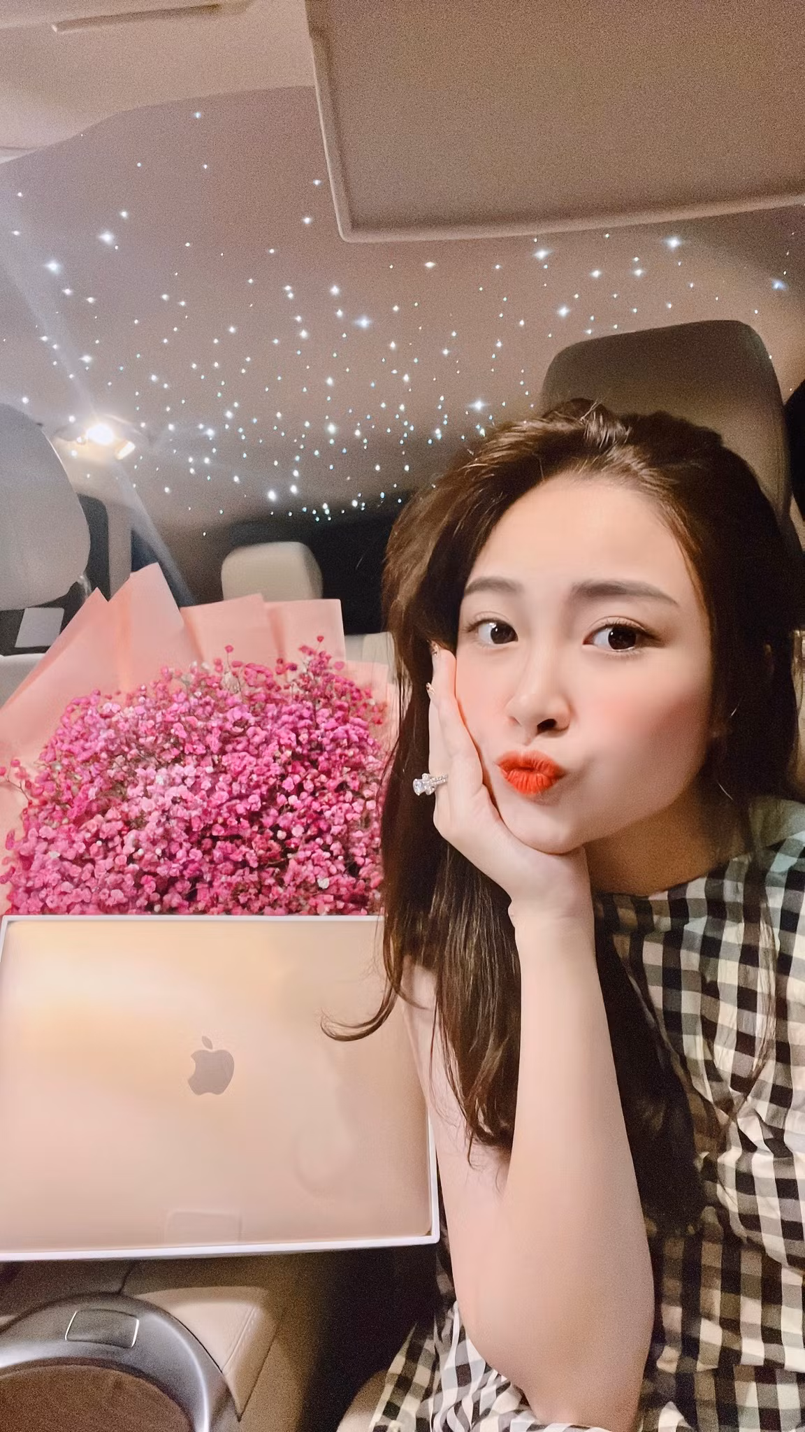 Đáng chú ý, thay vì vẻ mệt mỏi bởi thai nghén như những mẹ bầu khác thì Nhật Linh lại rất rạng rỡ.