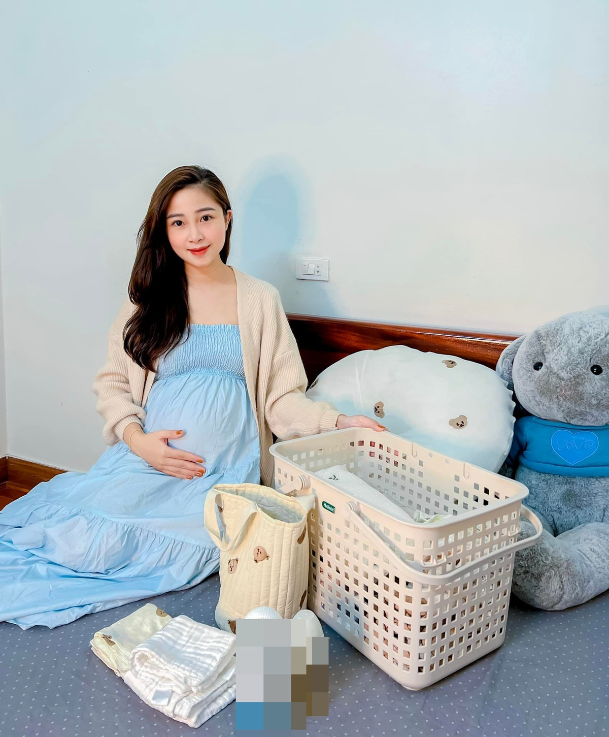 Ngoài ra, việc chọn trang phục phù hợp cũng là điểm cộng giúp cô trở nên nhuận sắc hơn dù mới vượt cạn.