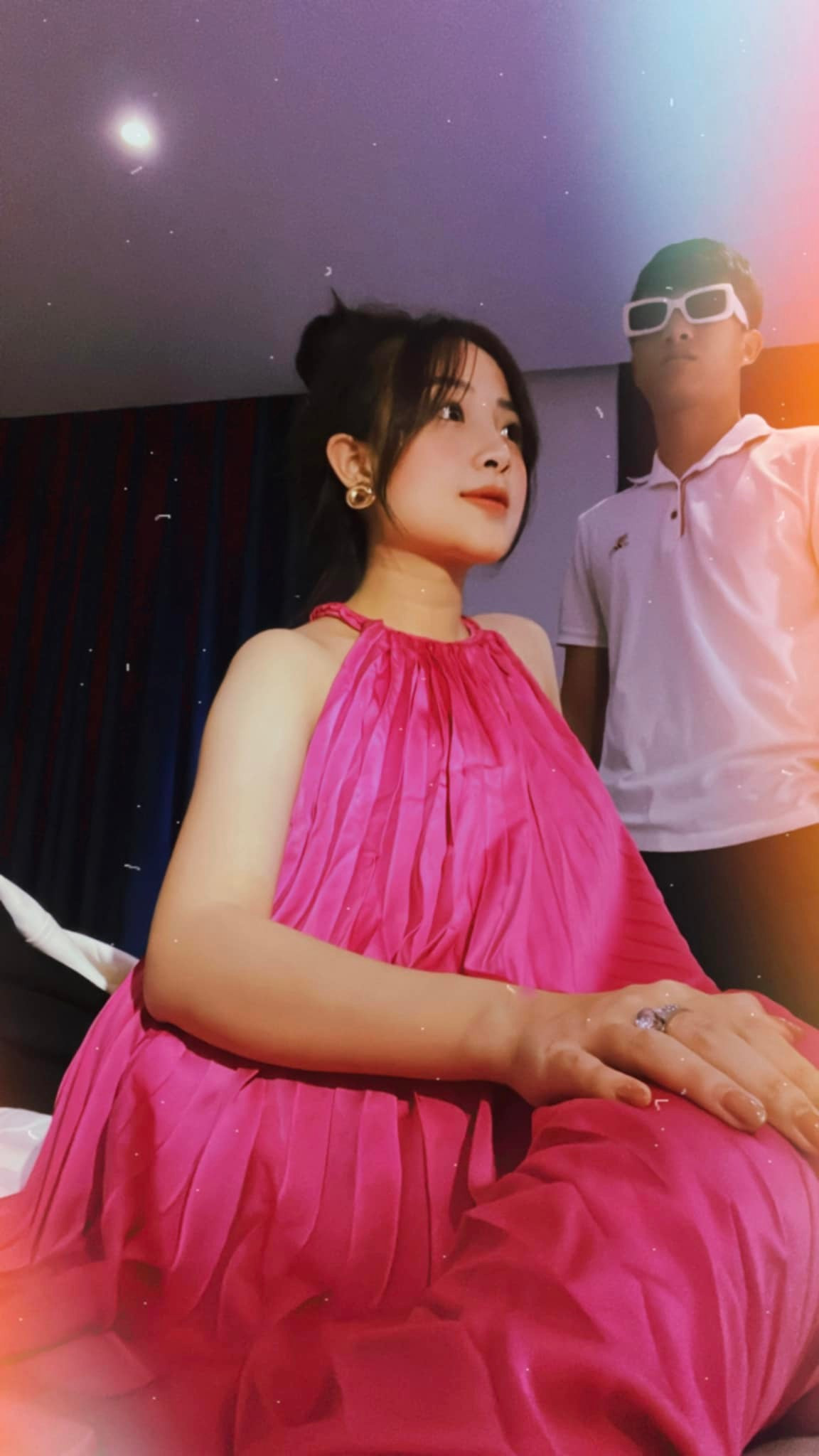 Mặc dù gương mặt có chút tròn trịa hơn trước nhưng nhìn tổng thể, vợ cầu thủ Văn Đức không bị tăng cân hoặc phá nét quá nhiều.