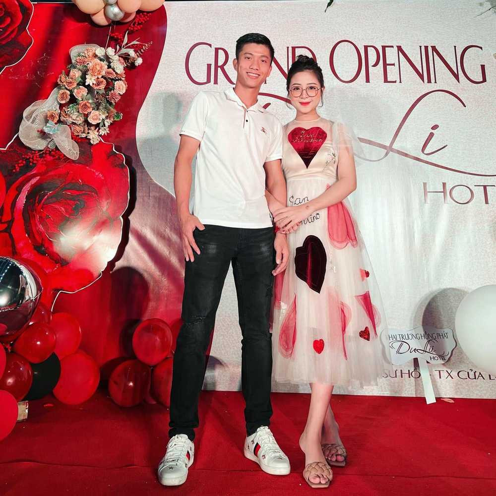 Trong lễ khai trương khách sạn ở Cửa Lò mới đây, việc bà xã Phan Văn Đức xuất hiện khiến nhiều người ngỡ ngàng vì cô mới sinh con cách đó chưa lâu.