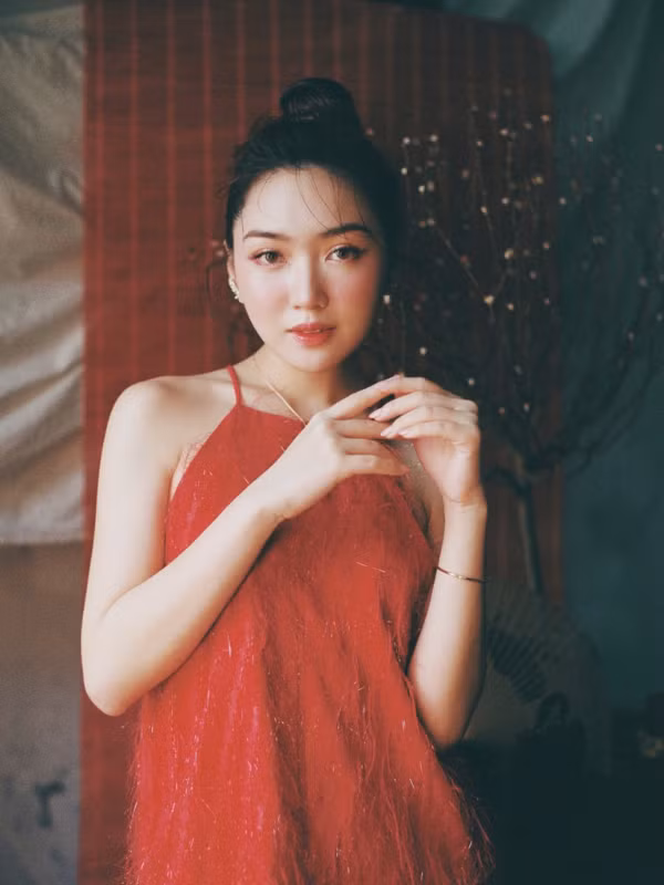 Chloe Nguyễn (tên thật là Nguyễn Cao Quỳnh Anh, sinh năm 1997), ngoài được biết đến là một beauty blogger đình đám trên mạng xã hội.