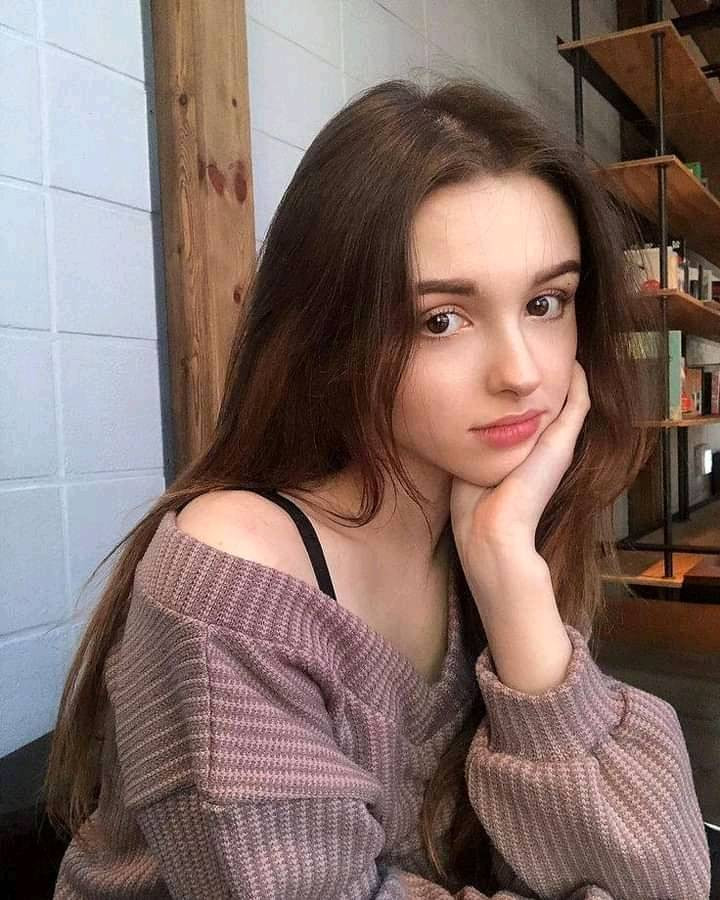 Ngoại hình xinh đẹp với đôi mắt sâu, gương mặt thanh tú, đôi môi dày rất riêng giúp Elina nhận được nhiều sự chú ý.
