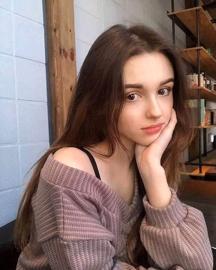 Ngoại hình xinh đẹp với đôi mắt sâu, gương mặt thanh tú, đôi môi dày rất riêng giúp Elina nhận được nhiều sự chú ý.