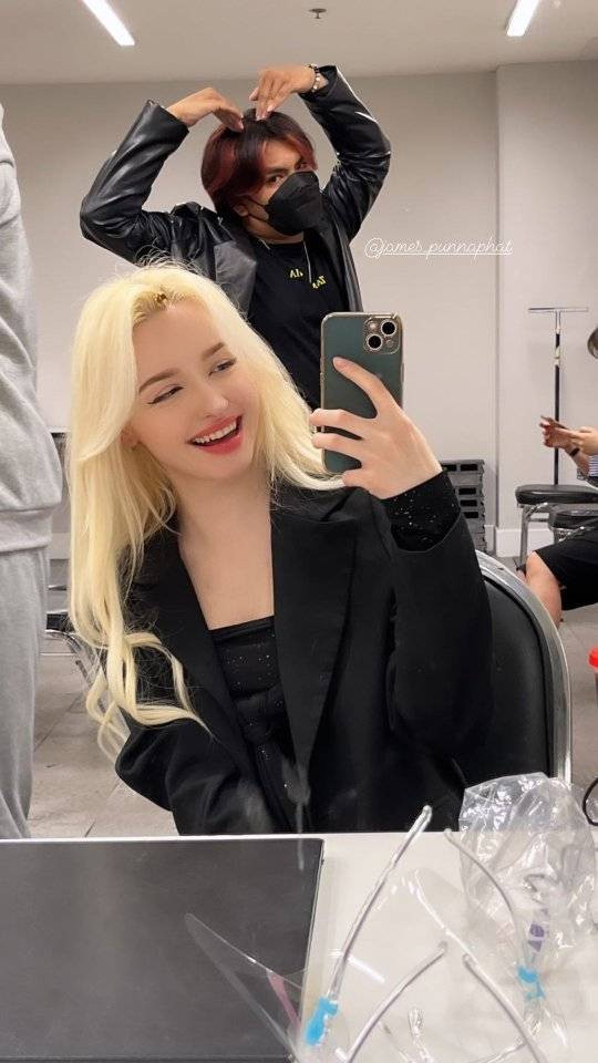 Với gương mặt đẹp, chiều cao 1m63 nặng 43kg, Elina hiện theo nghề người mẫu.