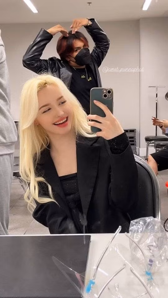 Với gương mặt đẹp, chiều cao 1m63 nặng 43kg, Elina hiện theo nghề người mẫu.