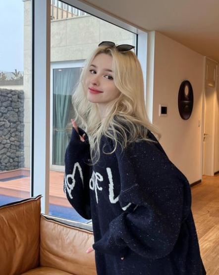 Với sống mũi cao vời vợi, đôi mắt to sâu, gương mặt nhỏ nhắn, tóc nâu và vòng eo cực nhỏ... hot girl Elina toả sáng trong mọi khung hình.