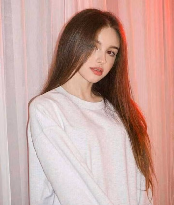 Nhờ cover lại bài hát "Way Back Home" bằng tiếng Hàn cực chuẩn, cùng với đó là sắc vóc cực phẩm như cổ tích mà Elina nổi tiếng nhanh chóng.