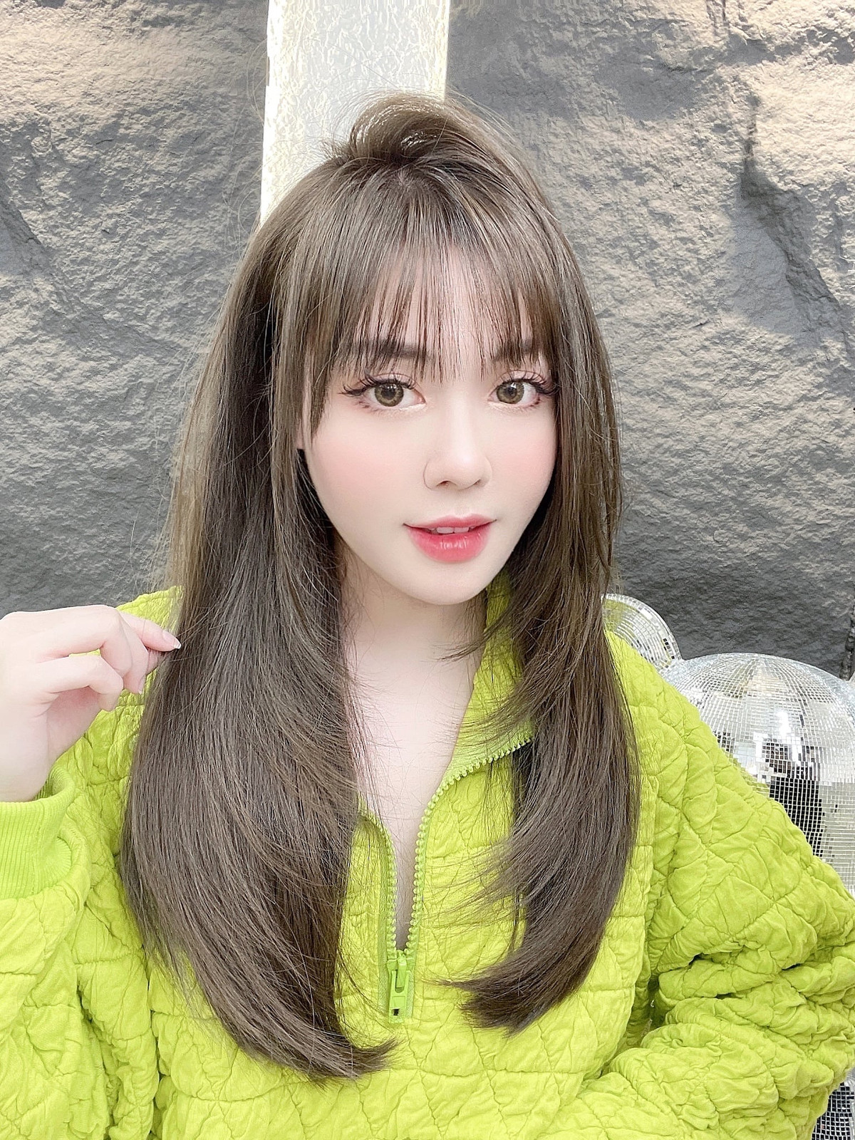 Nữ giảng viên cũng rất chăm chút cho ngoại hình của mình, cô thường đăng tải hình ảnh xinh đẹp, gợi cảm lên MXH.