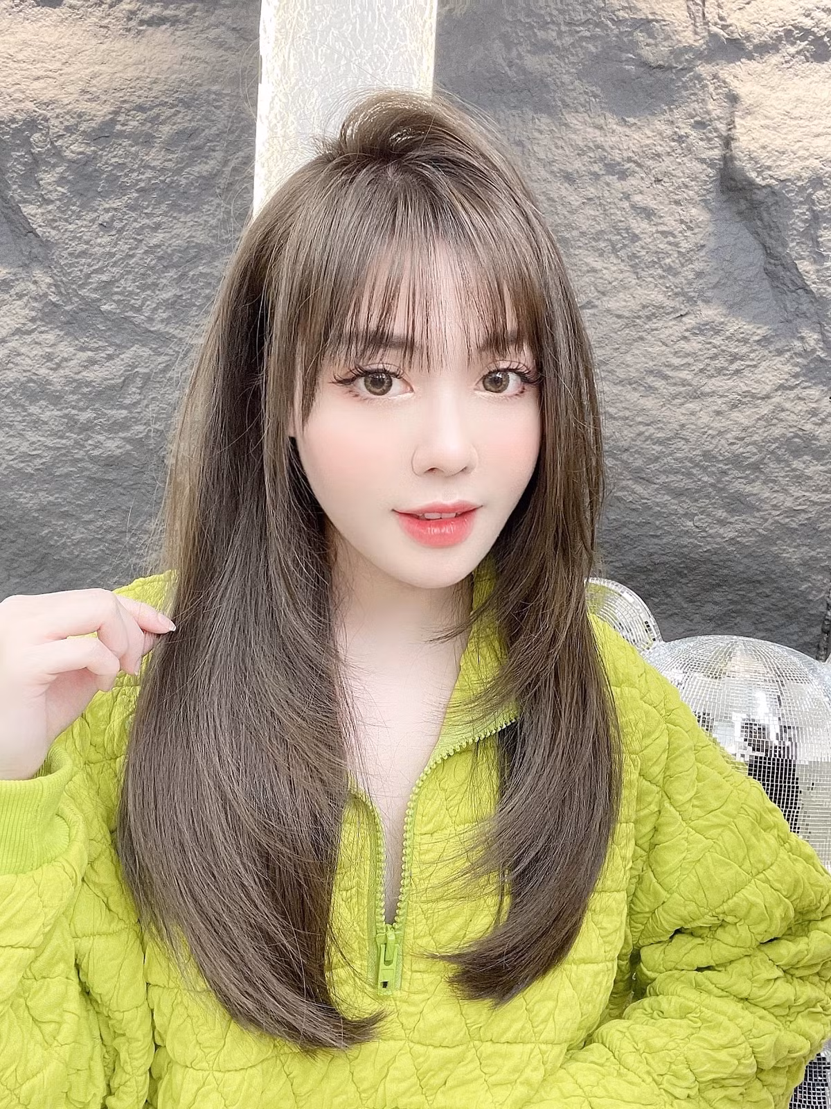 Nữ giảng viên cũng rất chăm chút cho ngoại hình của mình, cô thường đăng tải hình ảnh xinh đẹp, gợi cảm lên MXH.