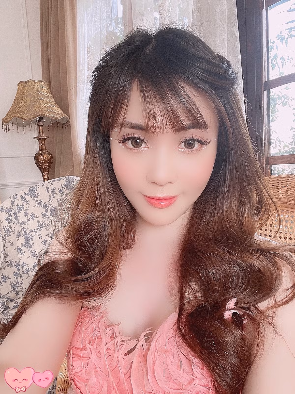 Thông qua những dòng trạng thái đó, không ít cư dân mạng đặt ra nghi vấn cô nàng đang có tình mới.