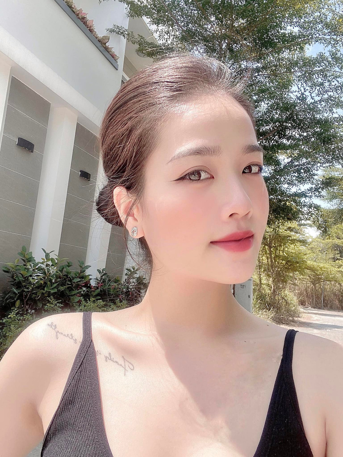 Thời gian đó, dù để lộ nhiều "hint" hẹn hò song Quang Hải chưa từng công khai cô gái này.