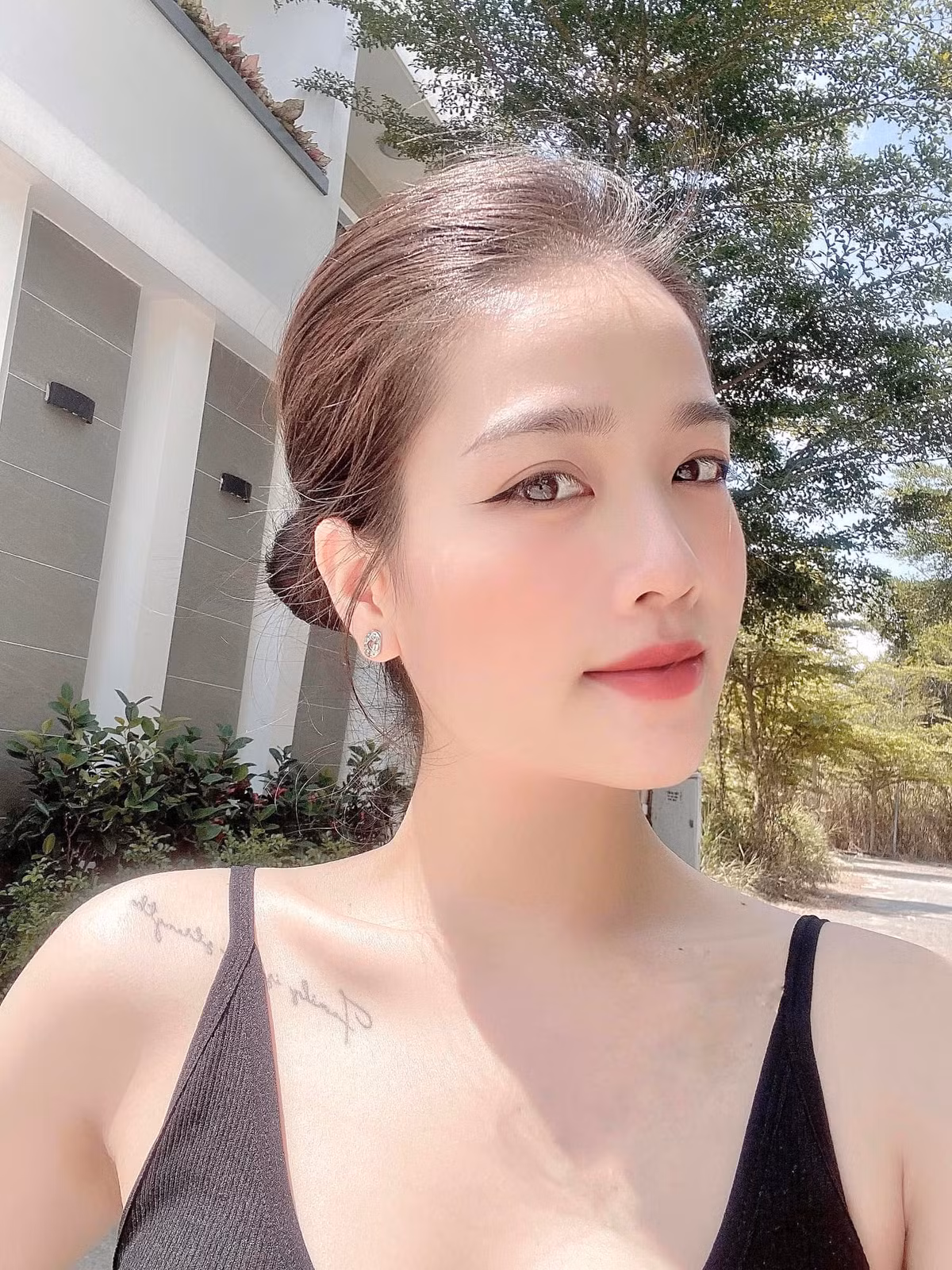 Thời gian đó, dù để lộ nhiều "hint" hẹn hò song Quang Hải chưa từng công khai cô gái này.