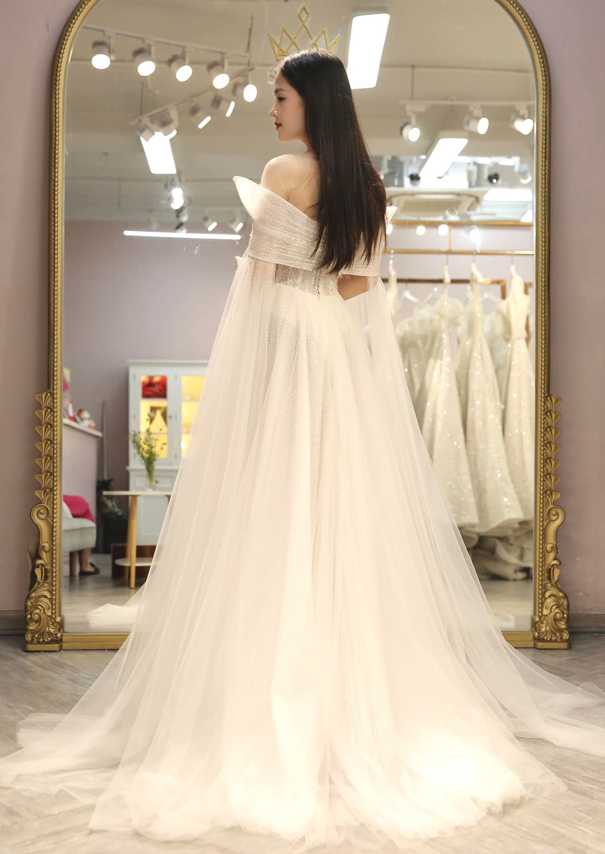 Ở phần bình luận của bài đăng, rất nhiều bạn bè, người yêu mến đã vào gửi lời chúc Huyền My đã tìm được hạnh phúc.