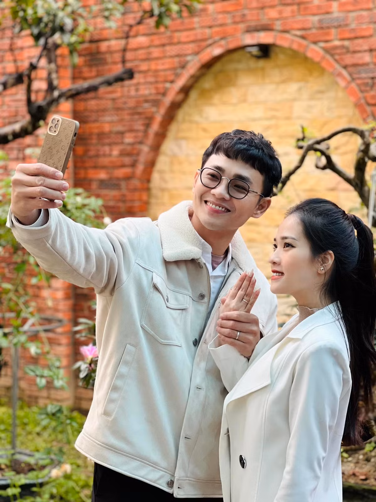 Trước đó, khi trả lời phỏng vấn báo chí, Anh Tú tâm sự rất may mắn khi có được người vợ như Huyền My.