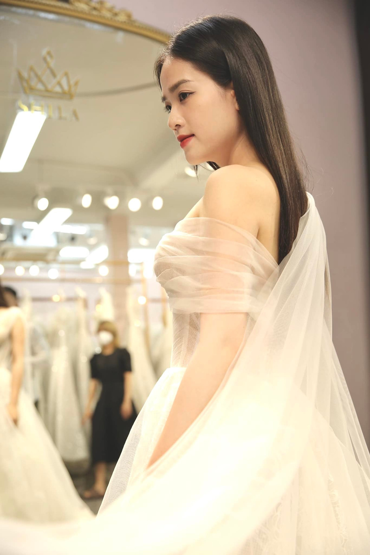 Nàng dâu mới nổi bật với sắc vóc xinh đẹp, mỗi khoảnh khắc diện váy cưới của cô nàng đều ghi điểm trong mắt cư dân mạng.