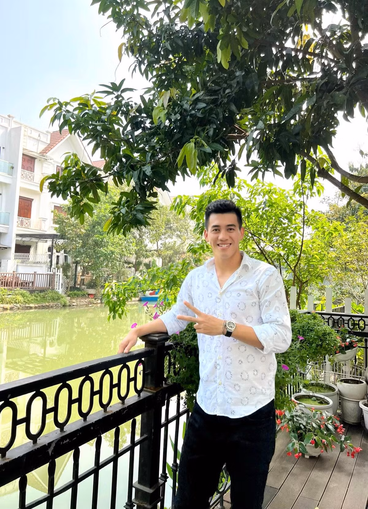 Nổi tiếng nhờ sân cỏ, đồng thời tiền đạo Tiến Linh còn nhận nhiều hợp đồng quảng cáo bên ngoài nên nguồn thu nhập của anh thuộc hàng "không phải dạng vừa".