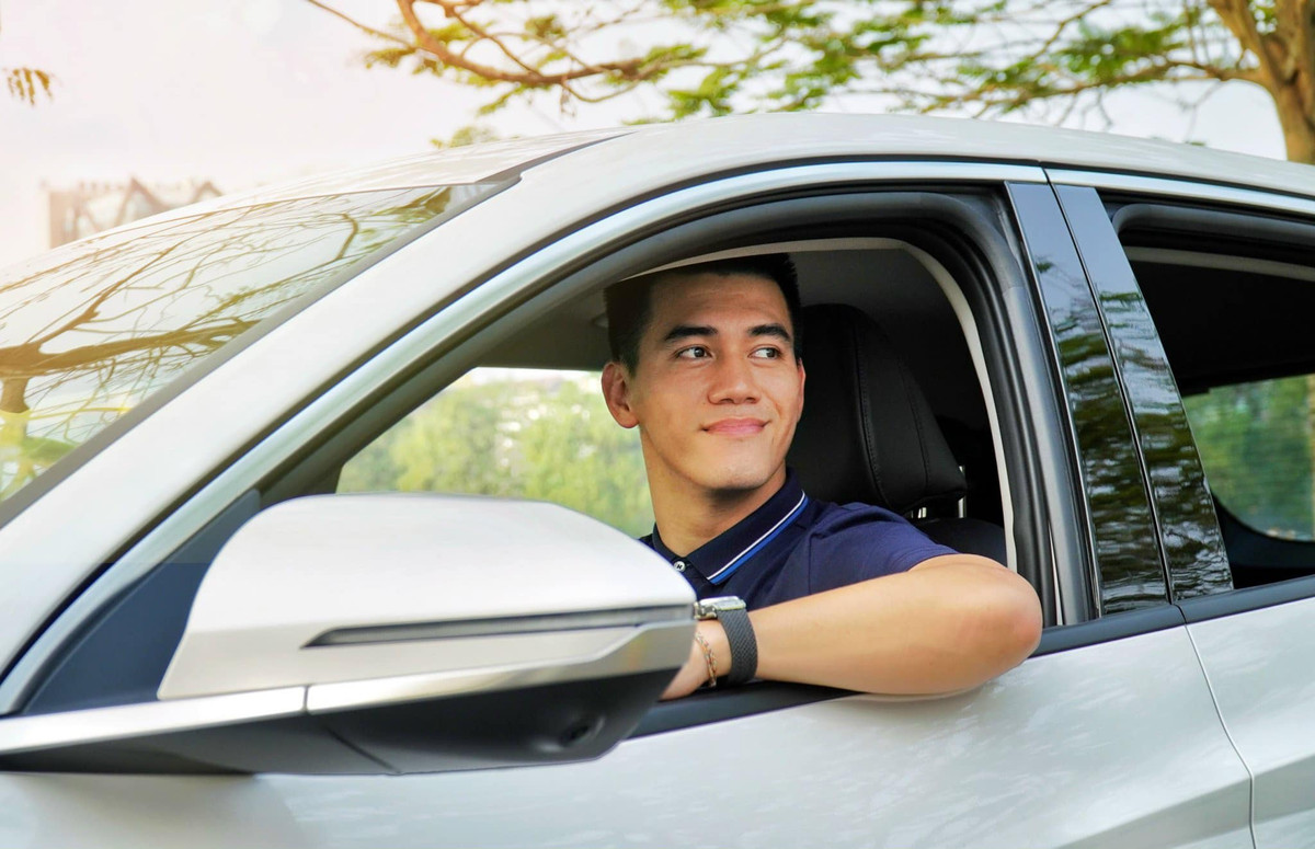 Anh chàng tỏ ra vô cùng thích thú chiếc xe mới sang trọng này.