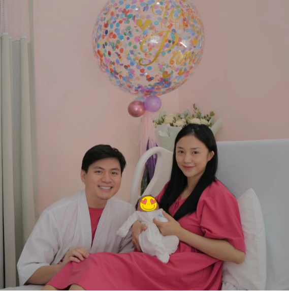 Mới đây, hot girl Salim hạnh phúc khoe những hình ảnh đầu tiên của con gái đầu lòng lên trang cá nhân.