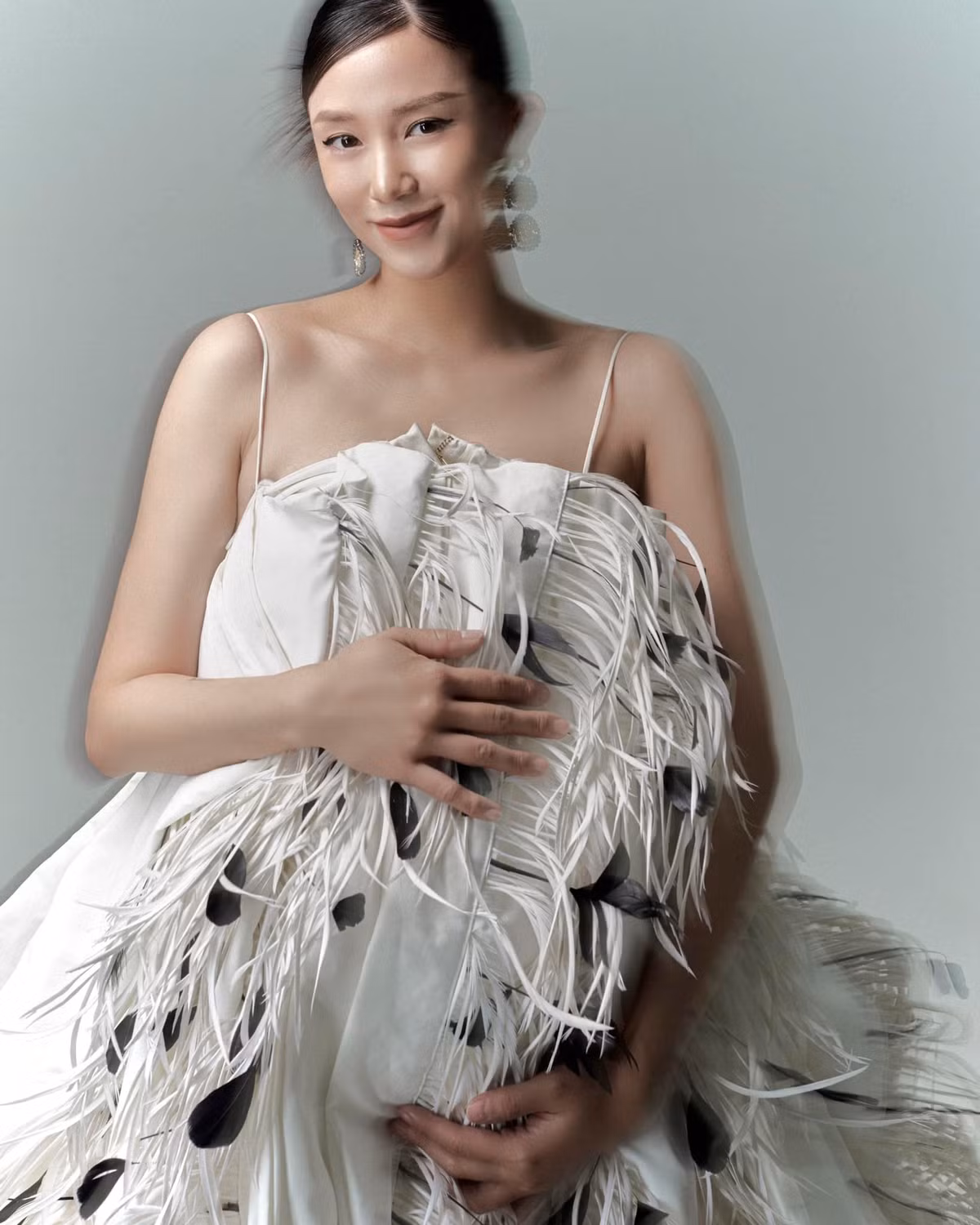 Dù vừa vượt cạn mệt mỏi nhưng cựu hot girl vẫn duy trì phong độ nhan sắc, xinh đẹp bất chấp.