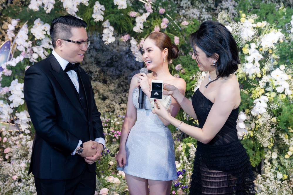 Trong tiệc sinh nhật, Đoàn Di Băng còn khiến ai nấy đều trầm trồ khi được ông xã tặng bộ trang sức kim cương đắt đỏ đến từ một thương hiệu đá quý nổi tiếng tại Việt Nam. Ảnh: FBNV