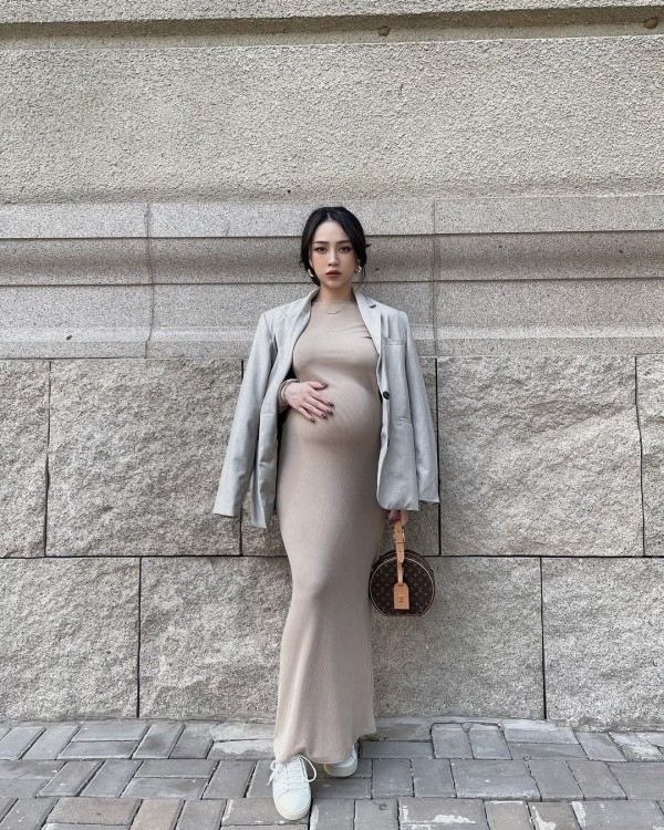 Trên Instagram cá nhân, Joyce Phạm đăng tải loạt ảnh mới khoe nhan sắc cực xinh đẹp. Cô nàng diện chiếc váy màu be ôm dáng, khoe trọn chiếc bụng bầu to vượt mặt.