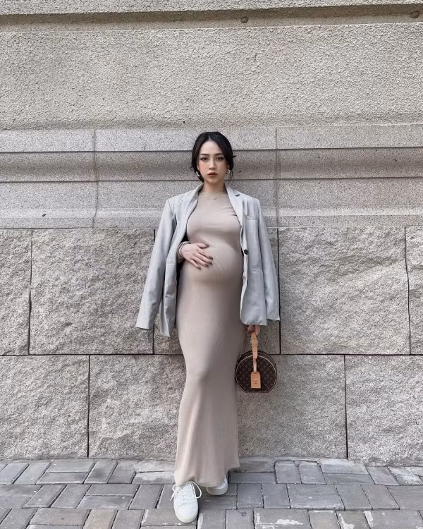 Trên Instagram cá nhân, Joyce Phạm đăng tải loạt ảnh mới khoe nhan sắc cực xinh đẹp. Cô nàng diện chiếc váy màu be ôm dáng, khoe trọn chiếc bụng bầu to vượt mặt.