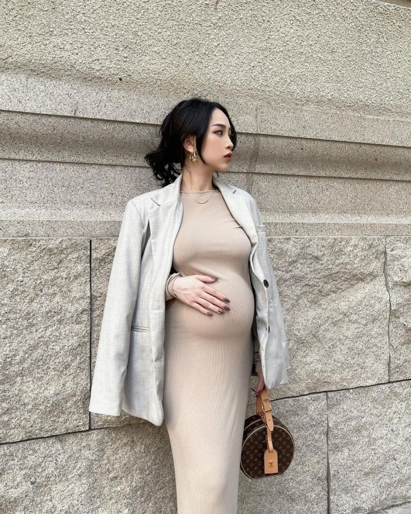 Khoảnh khắc ghi lại, nữ rich kid để lộ bụng to tướng trong chiếc đầm bó sát, bên ngoài khoác thêm chiếc áo vest, tay xách túi hiệu.