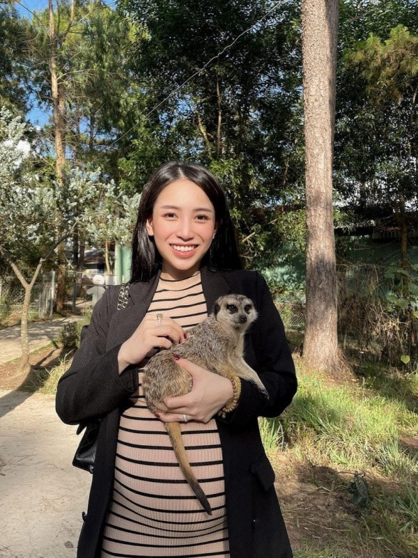 Sự tự tin, gợi cảm của nữ rich kid trong mỗi bộ ảnh đã truyền cảm hứng cho nhiều mẹ bầu.