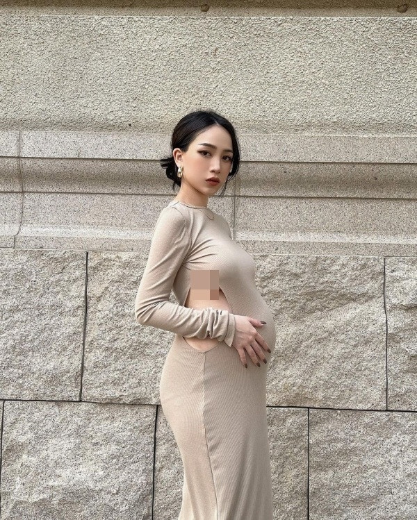 Đáng chú ý, khi bỏ áo khoác Joyce Phạm để lộ vòng 1 thả rông, lộ cả chân ngực vì chiếc váy có thiết kế khoét sườn.