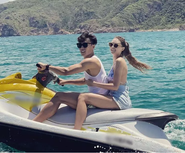 Được biết, sau khi dự đám cưới Tấn Tài, Bùi Tiến Dũng đã đưa bạn gái đi du lịch. Cặp đôi "hâm nóng" tình cảm tại một khu nghỉ dưỡng cao cấp với view nhìn ra biển cực đẹp.