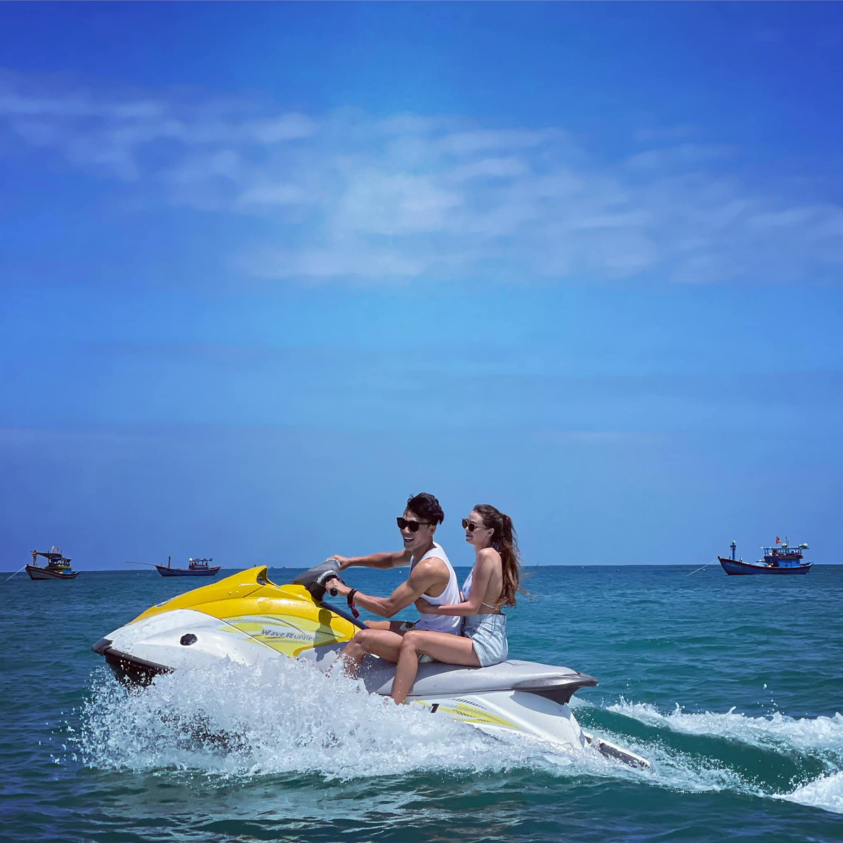 Từ hình ảnh này, cư dân mạng đặt nghi vấn bạn gái thủ thành xứ Thanh đã có tin vui. Nhưng cũng không loại trừ khả năng do góc chụp kết hợp với việc Dianka Zakhidova ngồi làm chiếc váy bị phồng lên.