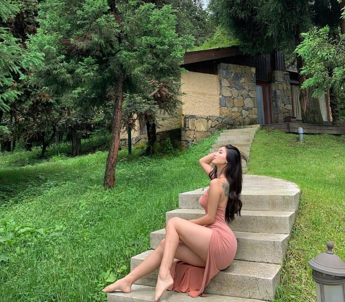 Carina Sitong sinh ngày 8/6, ở Quảng Châu, được mệnh danh là "nữ hoàng phòng gym Trung Quốc" nhờ sở hữu body bốc lửa cùng chiều cao 1m68, đặc biệt là số đo vòng 3 lên đến 102cm.