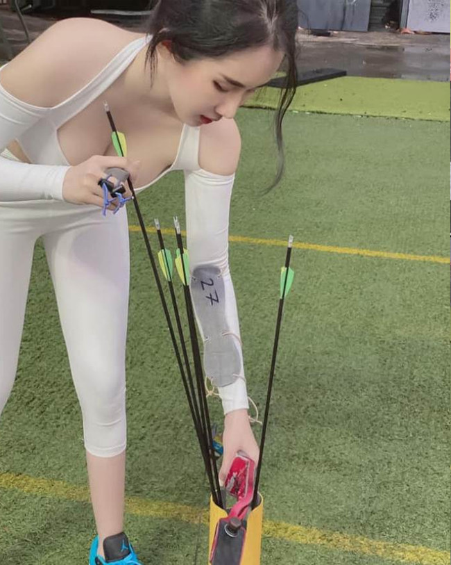 Cô thường diện trang phục ôm sát cơ thể, khai thác triệt để vóc dáng gợi cảm khi đi bắn cung.