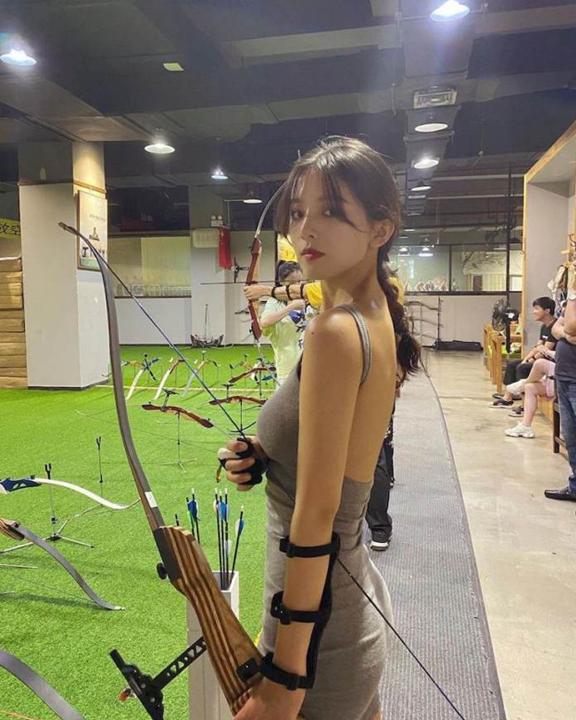 Hiện tại, nàng hot girl đang là người mẫu tự do. Những hình ảnh trên sân bắn của cô được netizen lan truyền nhanh chóng trên các trang mạng xã hội Trung Quốc.
