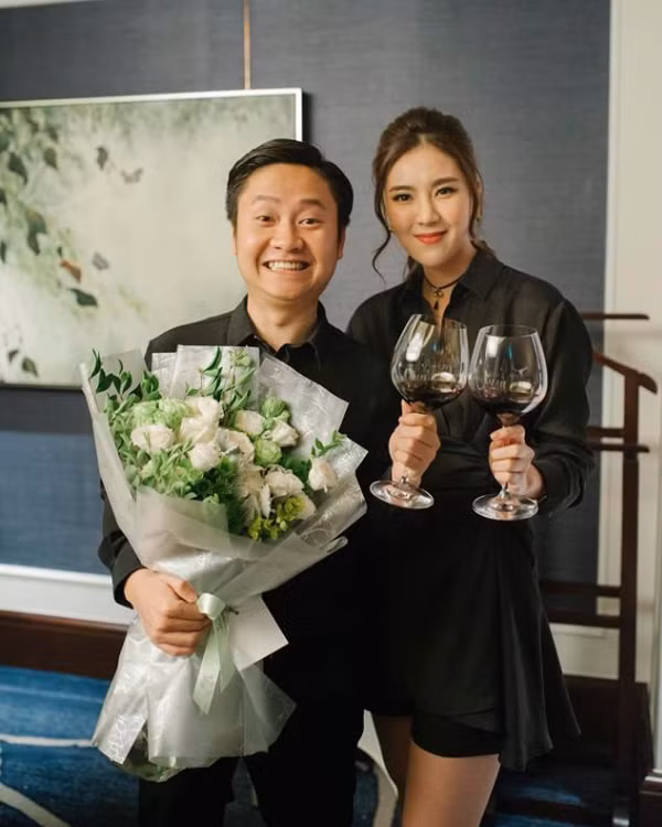 Đang trên thời kỳ đỉnh cao sự nghiệp, Mai Ngọc khiến dư luận xôn xao khi kết hôn với chồng thiếu gia sau 19 năm gắn bó. Chồng của cô là doanh nhân Hoài Nam.