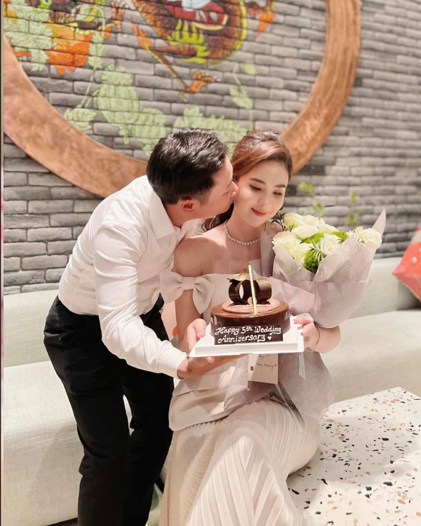 Sau kết hôn nhiều năm, nữ MC VTV hiện vẫn cống hiến tại đài truyền hình. Thậm chí, Mai Ngọc còn liên tục nhận được nhiều lời khen của khán giả khi sở hữu vẻ đẹp ngày càng mặn mà, không góc chết.