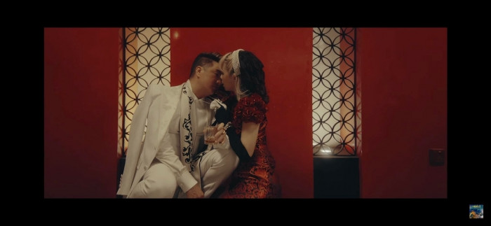 Theo đó người xem cho rằng họ quá chênh lệch tuổi tác nên đóng vai này không phù hợp. Thêm vào đó việc lựa chọn trang phục cũng khiến nhân vật bị già đi.