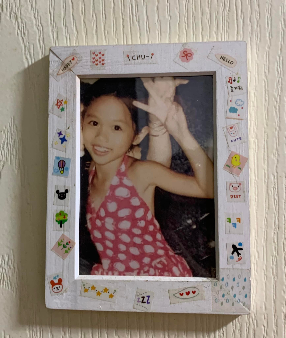 Cô nàng đăng loạt ảnh khi còn nhỏ xíu và chia sẻ: "Mình cũng đu trend, trend này chắc mỗi tấm cuối là lạ", Huỳnh Anh viết.