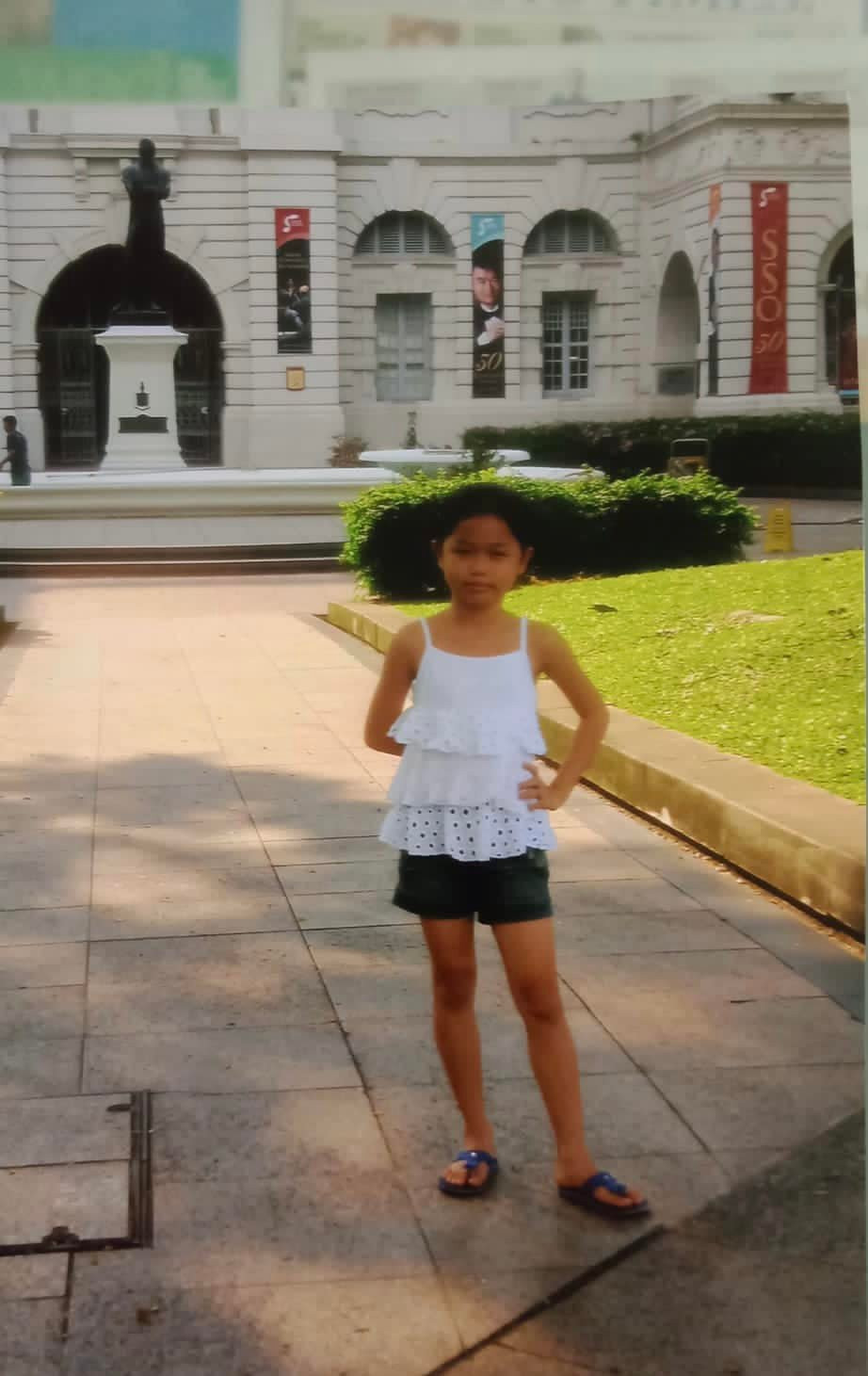 Mới đây Huỳnh Anh cũng đu trend đăng ảnh thời Yahoo, hình ảnh cho thấy thời điểm đó cô khá đen và gầy.