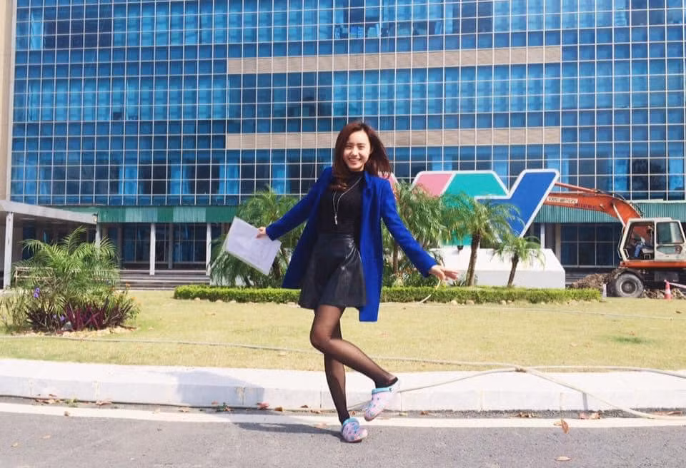 Cô từng nhận về nhiều quan tâm của dân mạng khi tham gia ghi hình trực tiếp về cơn bão Thần Sấm tại Nam Định vào năm 2016.