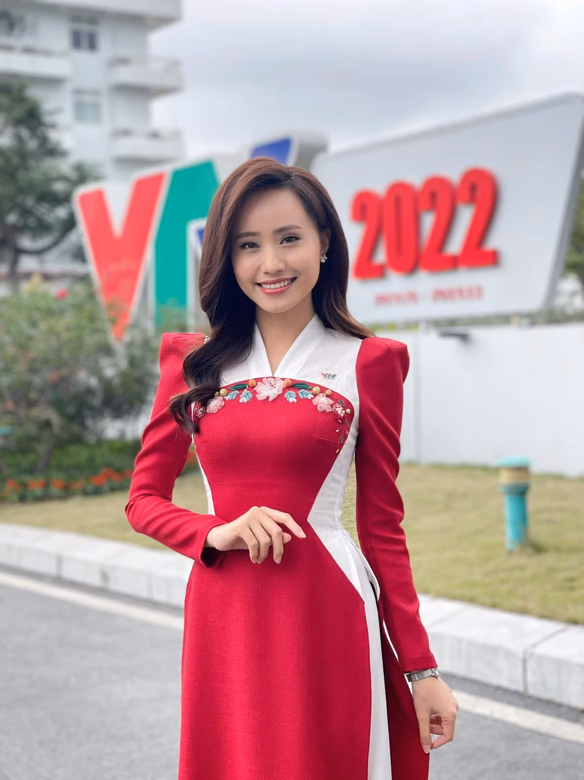 Nữ MC trước đó từng đạt danh hiệu Á khôi 1 và Miss tài năng cuộc thi Tài sắc Nữ sinh Báo chí 2013, giải khuyến khích Nụ Cười VTV 2016;...