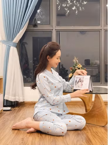 Cô cũng chẳng ngại khoe những hình ảnh ăn mặc đơn giản, làm vợ đảm khi ở nhà.